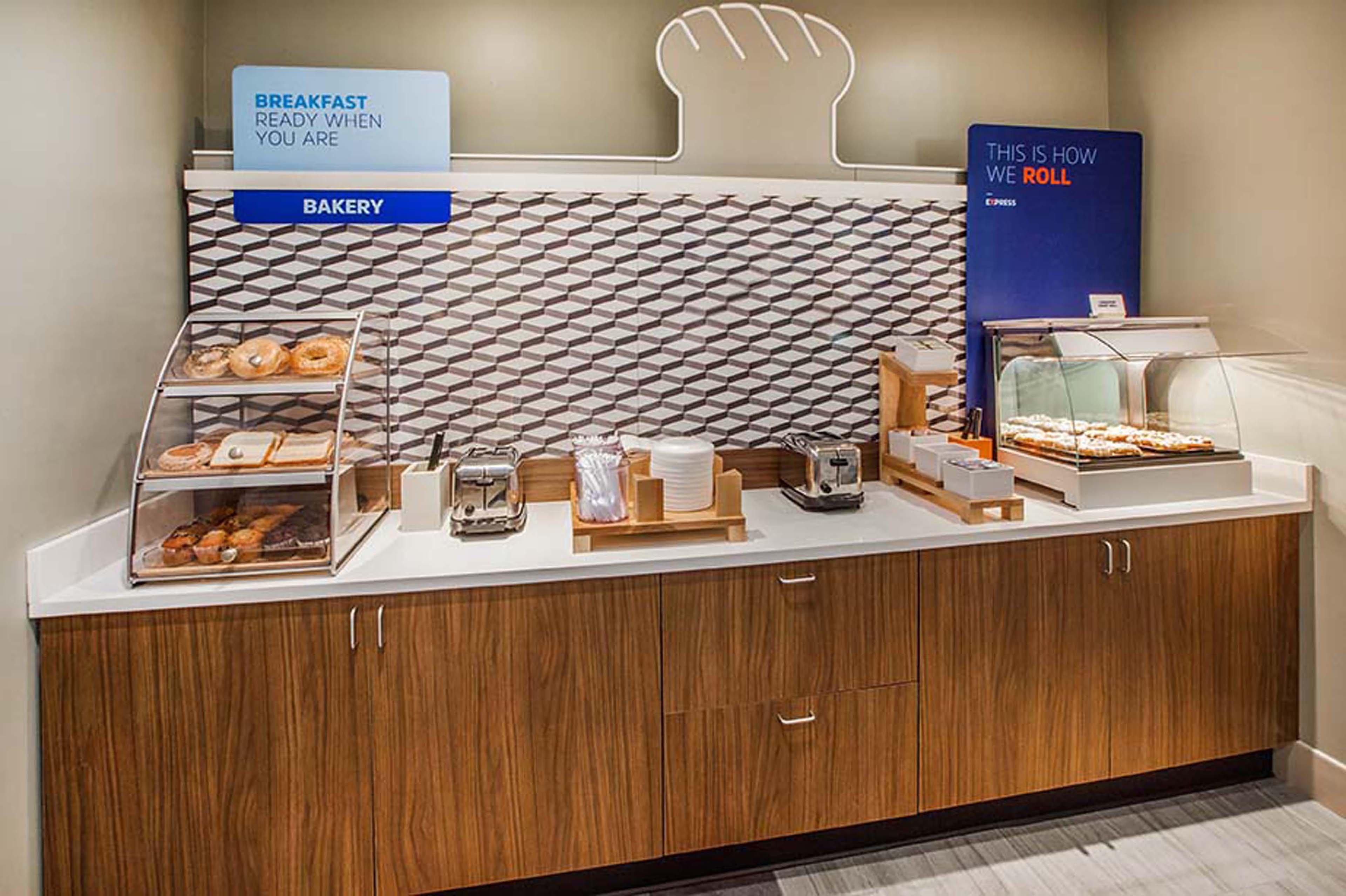 Holiday Inn Express & Suites Greenwood Mall By Ihg Ngoại thất bức ảnh